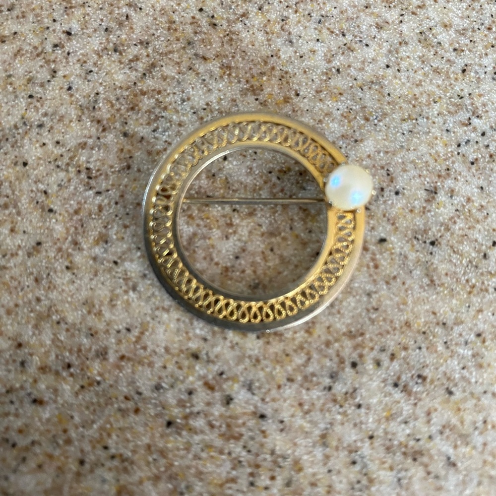 Vintage Women’s Gold-Tone Brooch Pin with Pearl